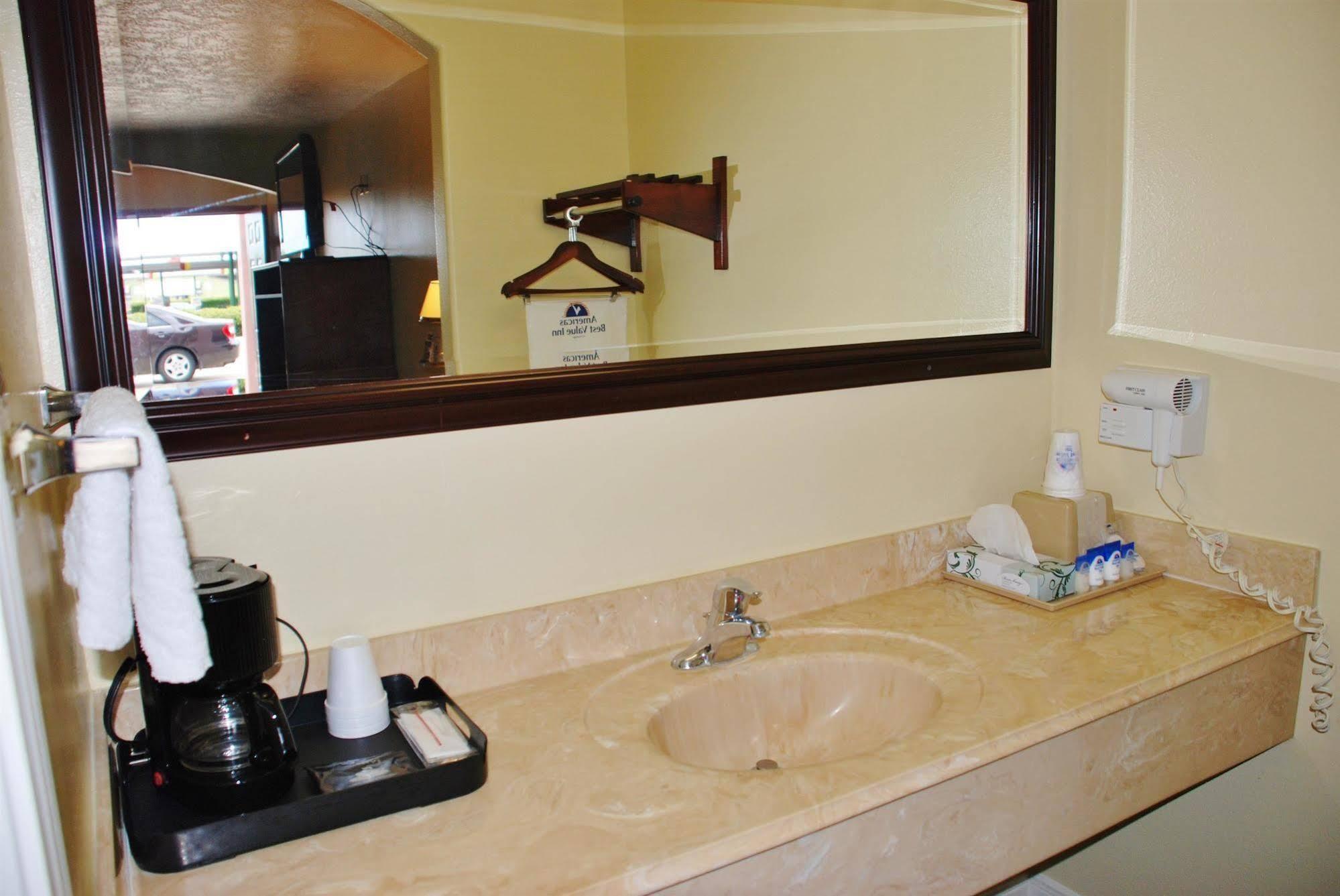 Americas Best Value Inn & Suites Hempstead Extérieur photo