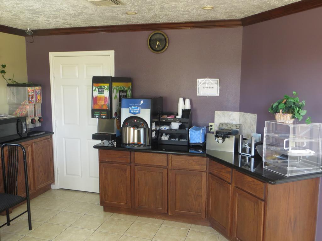 Americas Best Value Inn & Suites Hempstead Extérieur photo